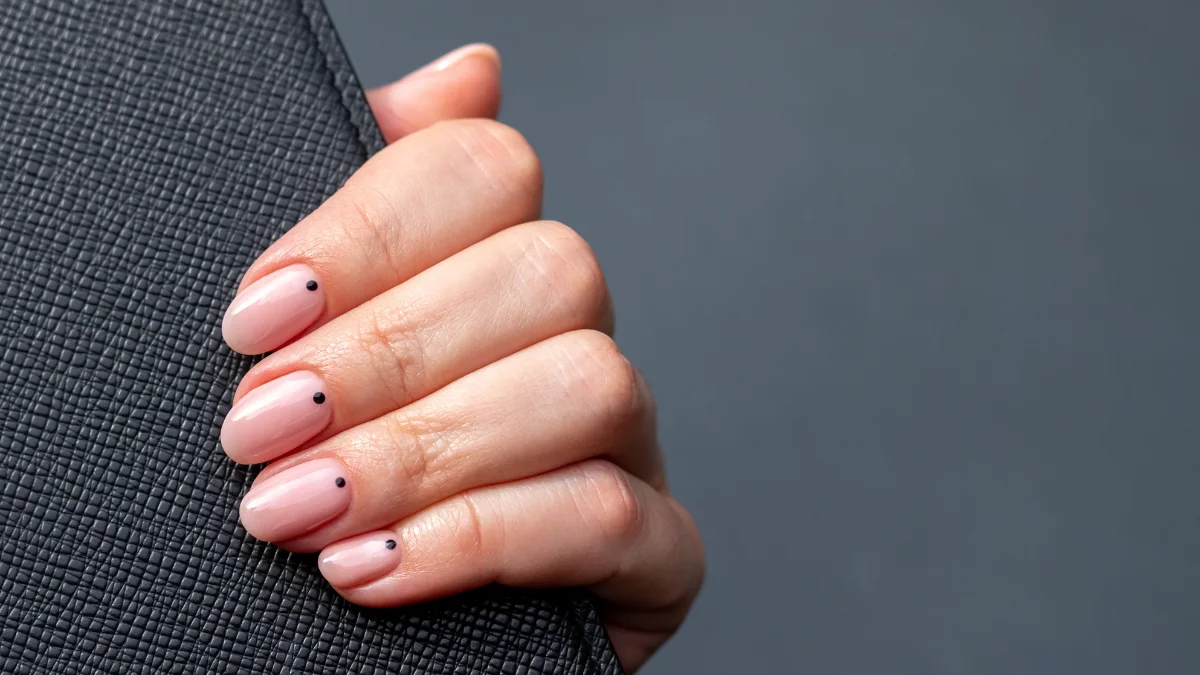 Garniturowy manicure - HIT 2023! Sprawdź propozycje, które dla Ciebie przygotowałyśmy [ZDJĘCIA] - Zdjęcie główne