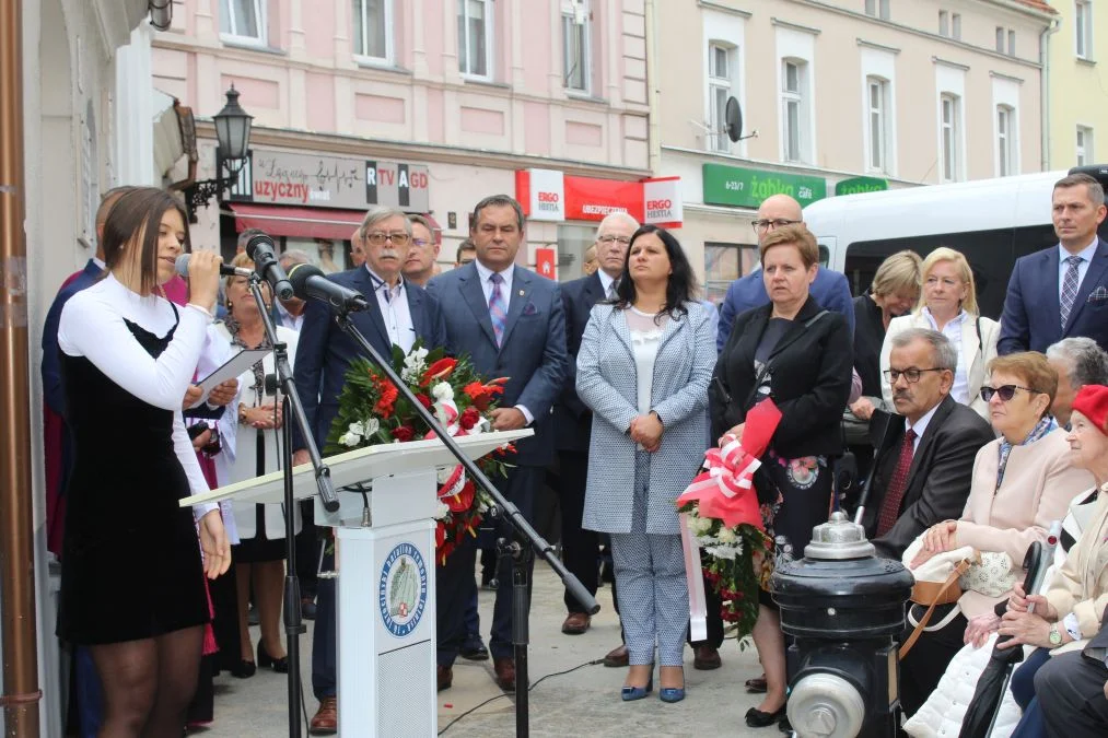 Jarocin. Odsłonięcie tablicy poświęconej kolporterom gazety konspiracyjnej "Dla Ciebie, Polsko" i koncert patriotyczny w JOK-u