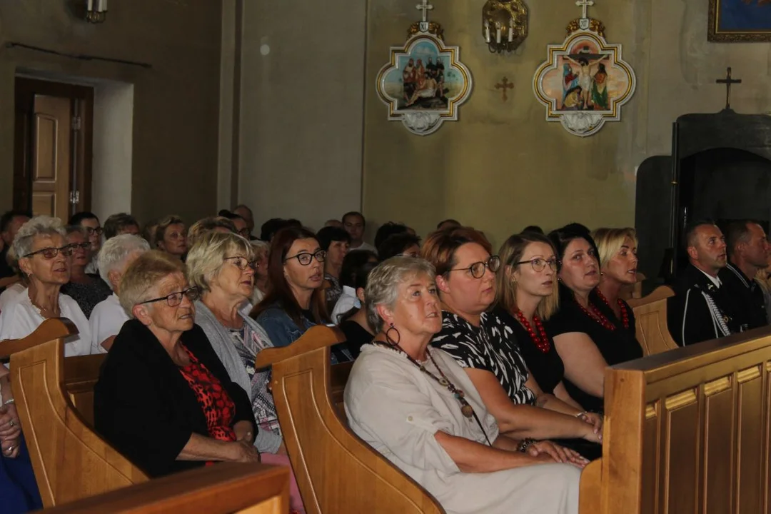 Uroczystość Matki Bożej Cieleckiej w parafii św. Małgorzaty w Cielczy z zawierzeniem KGW z gminy Jarocin