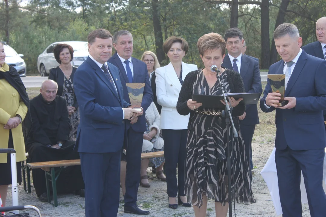 Minister Marlena Maląg otworzyła drogę Białobłoty-Orlina Duża. Towarzyszyli jej posłowie i samorządowcy