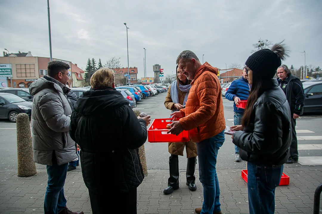 Przedwyborczy tłusty czwartek w Jarocinie. Kandydat PO KO na burmistrza i kandydaci Ziemi Jarocińskiej rozdawali pączki