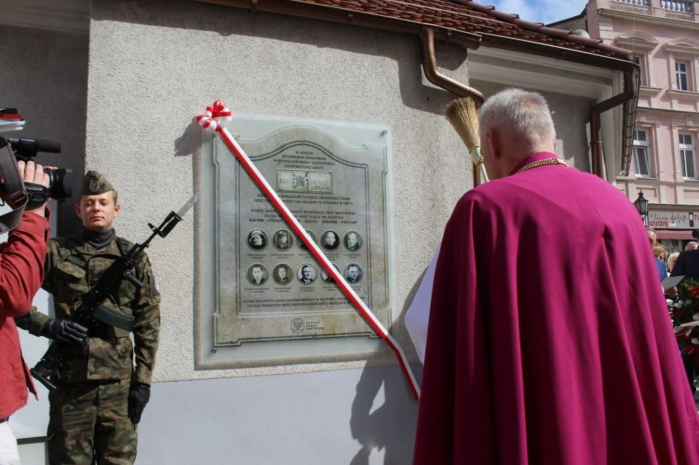 Jarocin. Odsłonięcie tablicy poświęconej kolporterom gazety konspiracyjnej "Dla Ciebie, Polsko" i koncert patriotyczny w JOK-u