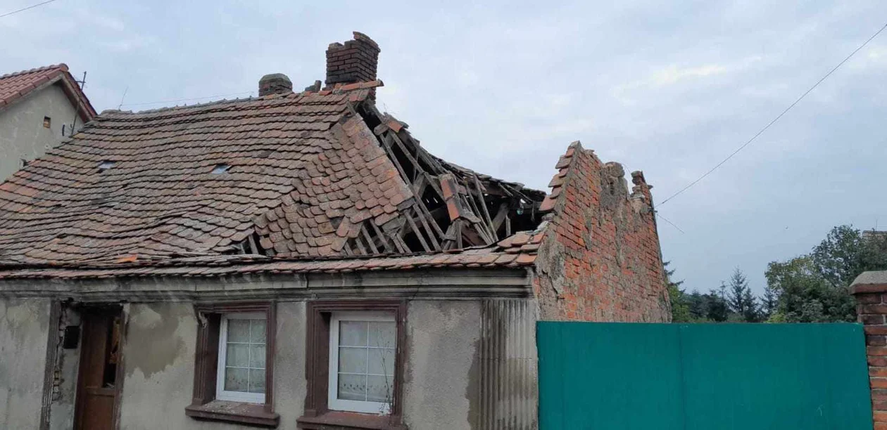 Zawalił się dach budynku w Dobrzycy. Na miejscu służby - Zdjęcie główne