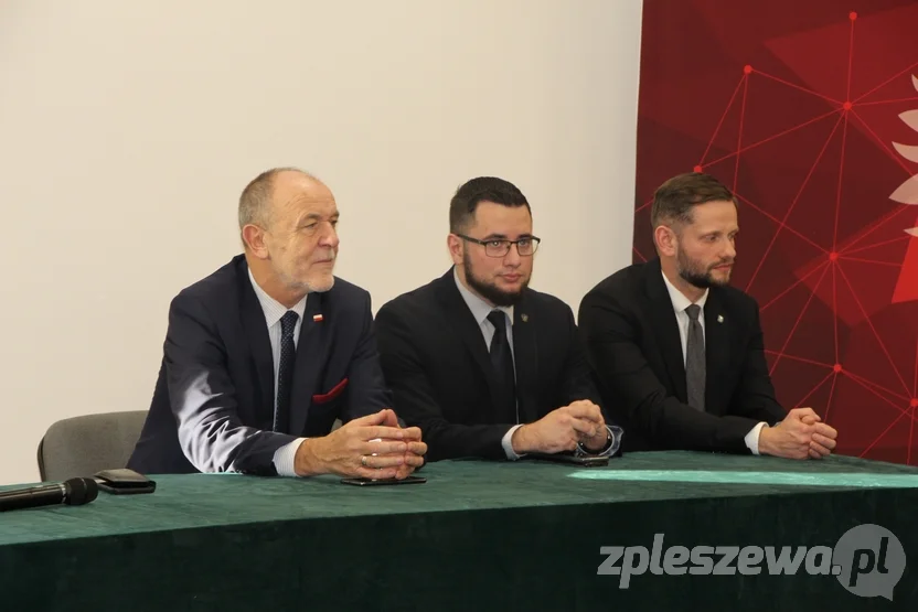 Wręczenie świadczeń ratowniczych i promes dla młodzieżowych drużyn pożarniczych z powiatu pleszewskiego