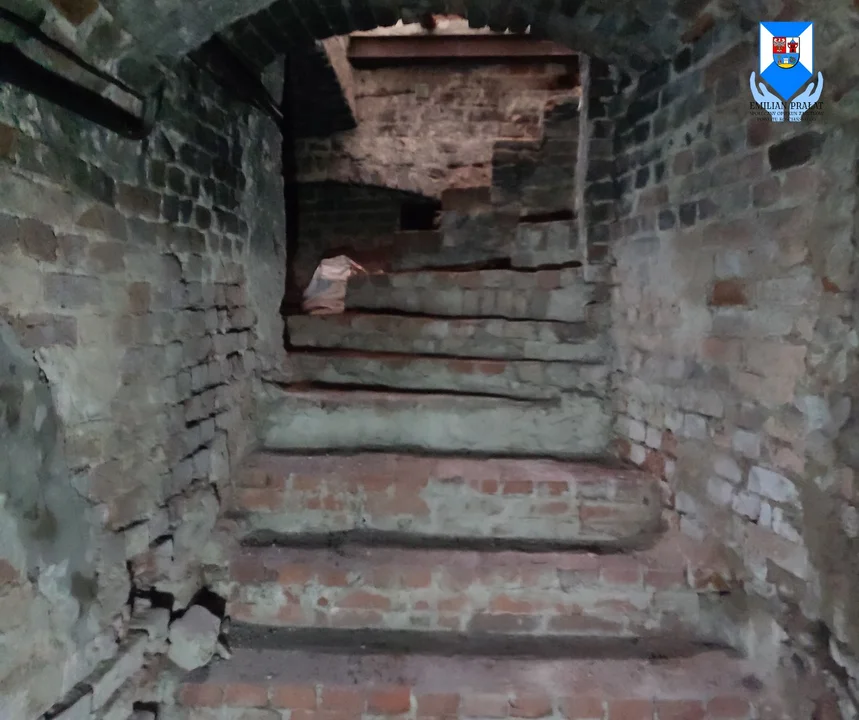 Dr Emilian Prałat eksploruje krypty