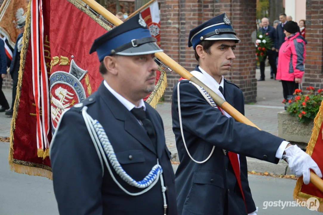 Przemarsz i uroczystości na cmentarzu w dniu 11 listopada w Krobi