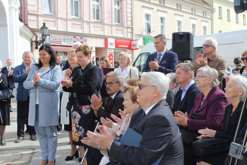 Jarocin. Odsłonięcie tablicy poświęconej kolporterom gazety konspiracyjnej "Dla Ciebie, Polsko" i koncert patriotyczny w JOK-u