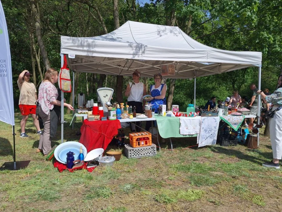 Weseli Ogrodnicy na drezynach. Piknik dla Fundacji Ogród Marzeń na stacji Brzostów Wlkp.