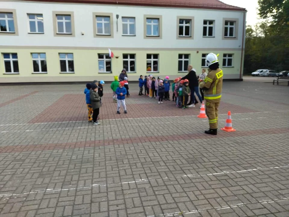 Wizyta strażaków z Niniewa u przedszkolaków w Kwileniu