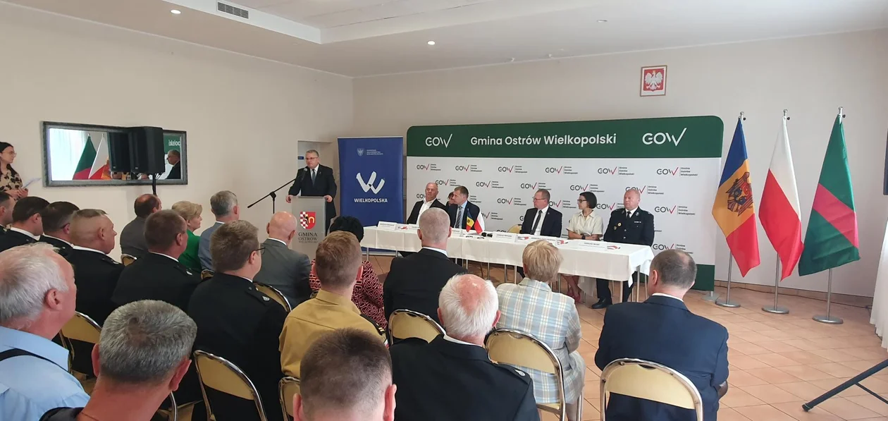 Przekazanie specjalnych samochodów pożarniczych z Gminy Ostrów Wlkp. do Mołdawii
