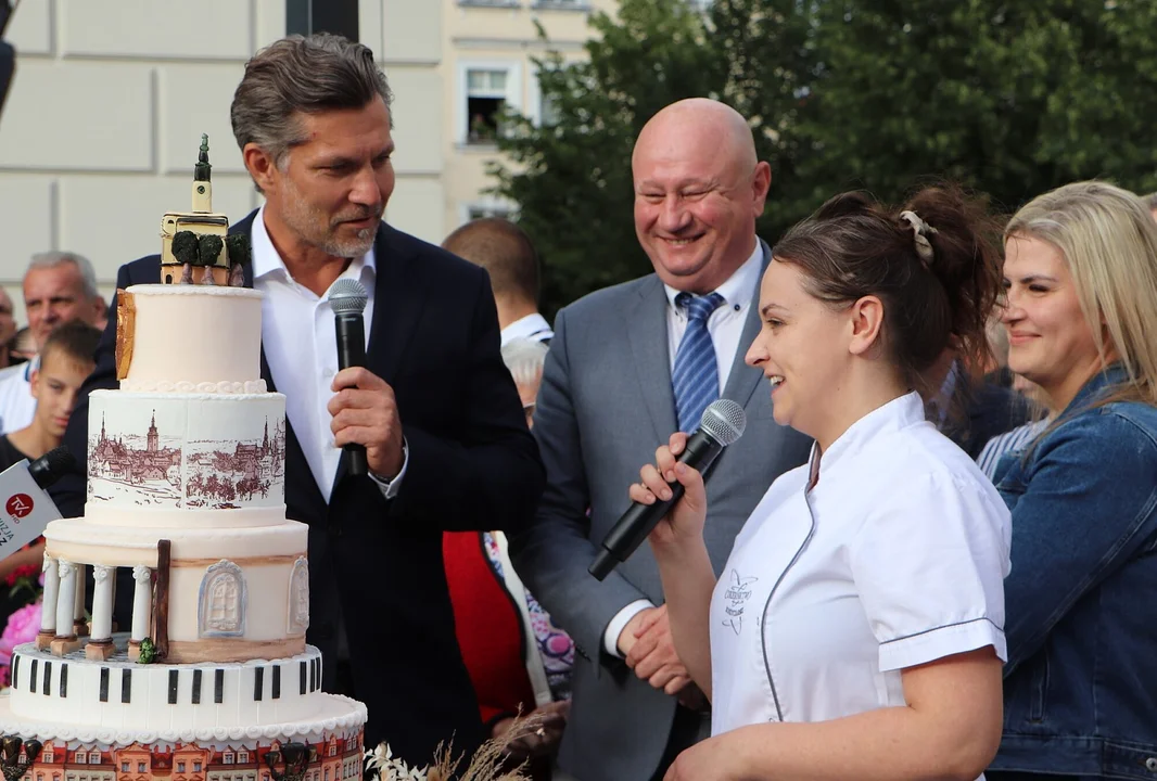 Kalisz świętował urodziny. Mieszkańcy odśpiewali ,,100 lat’’ i zjedli tort - Zdjęcie główne