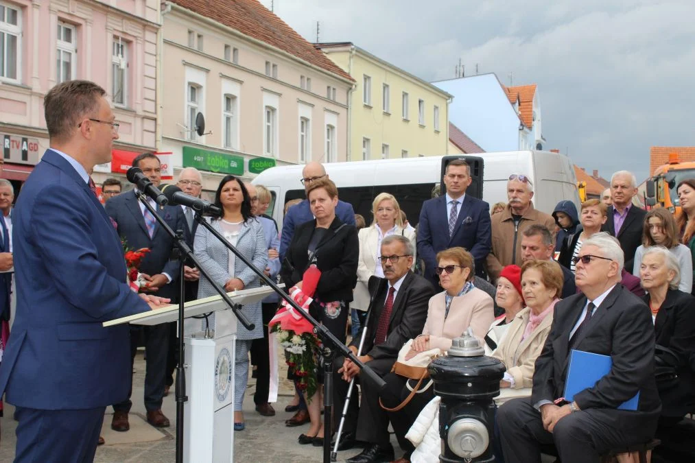 Jarocin. Odsłonięcie tablicy poświęconej kolporterom gazety konspiracyjnej "Dla Ciebie, Polsko" i koncert patriotyczny w JOK-u