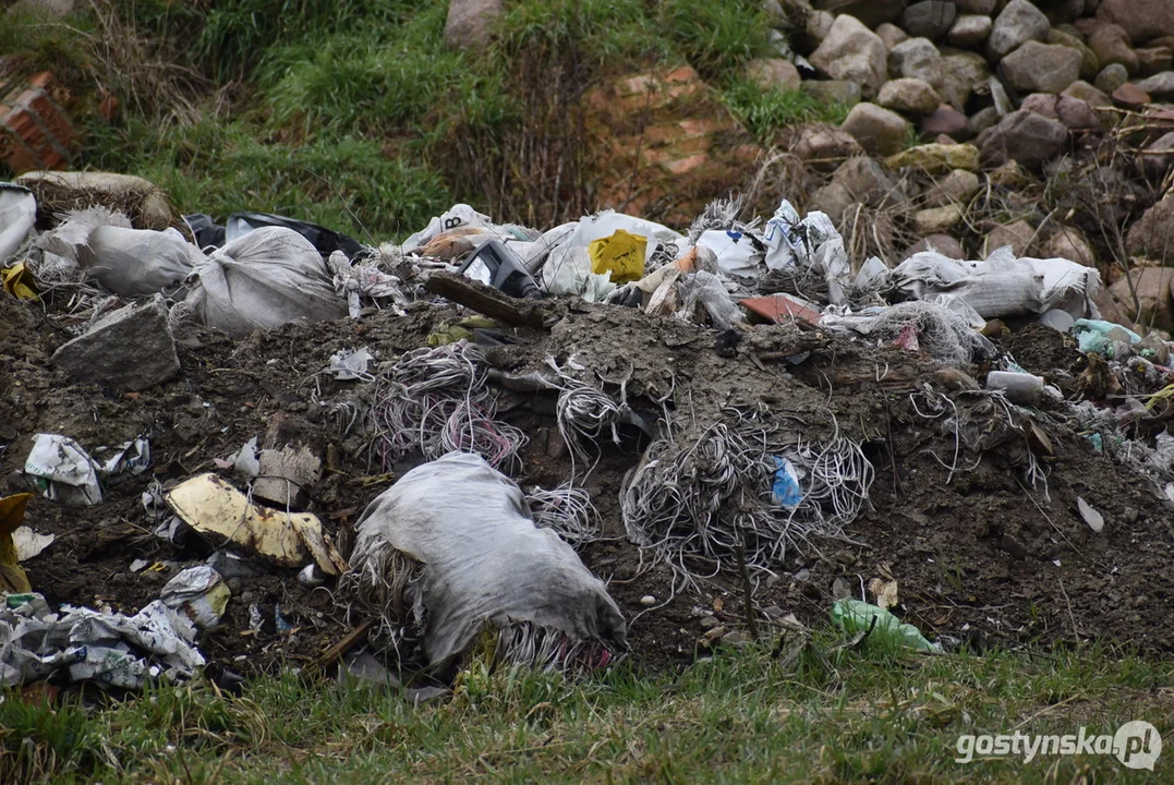 Ogromna hałda śmieci na polu w Żytowiecku