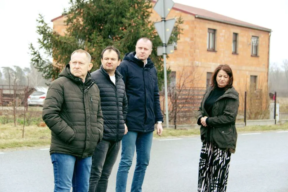 Władze powiatu sprawdzały, jak wygląda sytuacja na drogach, przy których mają powstać nowe ścieżki rowerowe w gminie Żerków