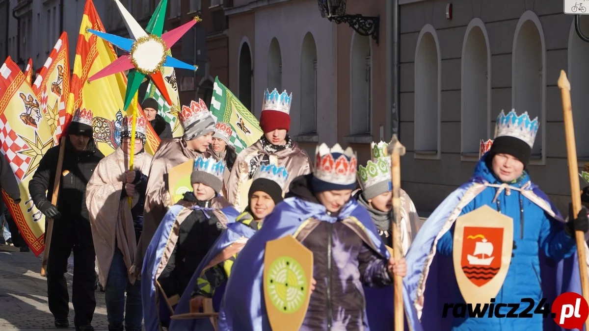 Kolorowy Orszak Trzech Króli przeszedł ulicami Rawicza. Święto Objawienia Pańskiego w obiektywie - Zdjęcie główne