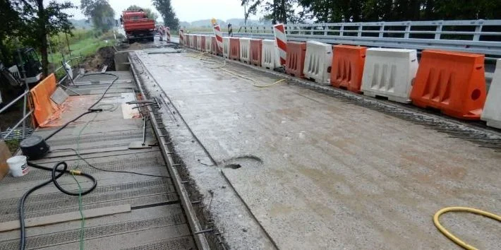 Trwa remont mostu w Grabiu. Kierowcy mogą przejechać jednym pasem