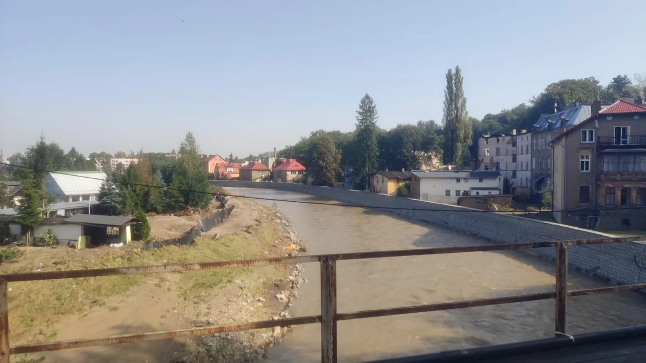 To jest apokaliptyczny widok - mówią jarocińscy strażacy, których skierowano do walki ze skutkami powodzi na południu Polski