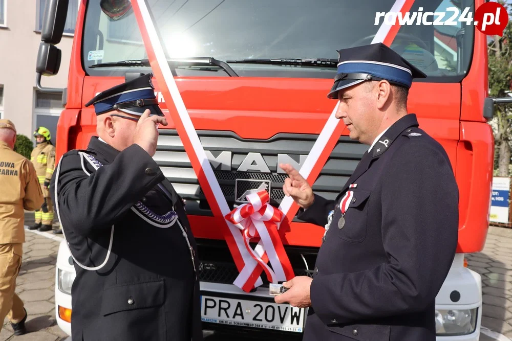 Uroczyste przekazanie auta jednostce OSP Śląskowo