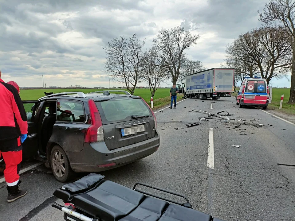 Wypadek w Krotoszynie. Zderzenie osobówki z ciężarówką