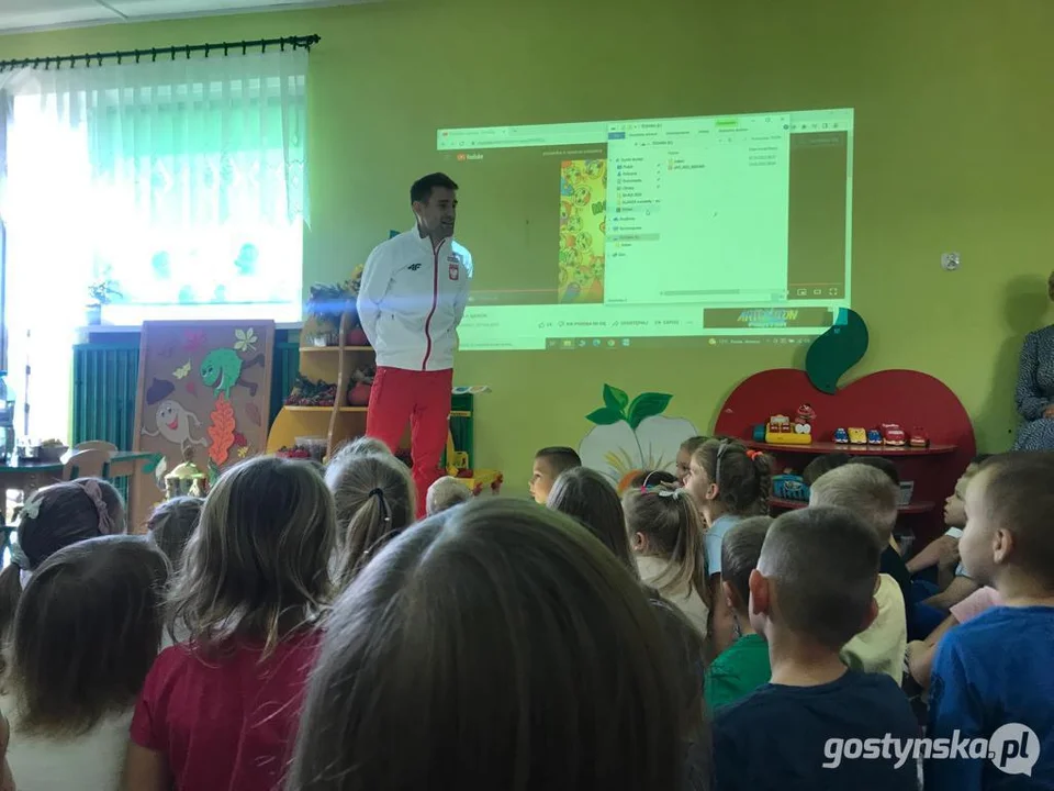 Adam Nowicki w Przedszkolu Samorządowym w Pogorzeli