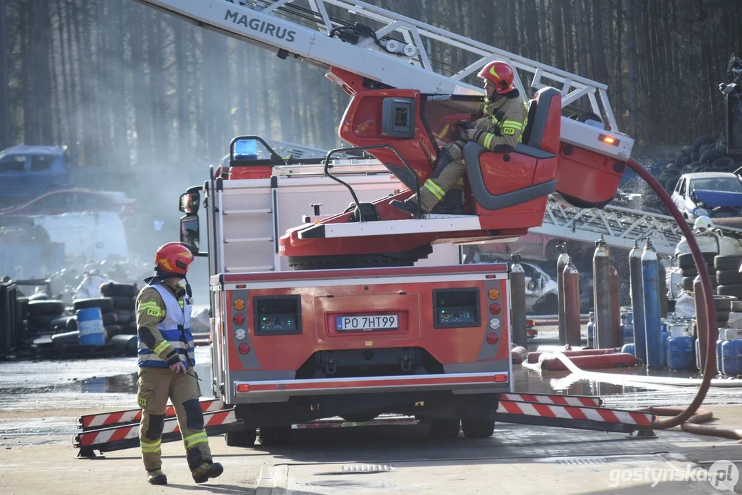 Pożar na stacji demontażu pojazdów w Śmiłowie