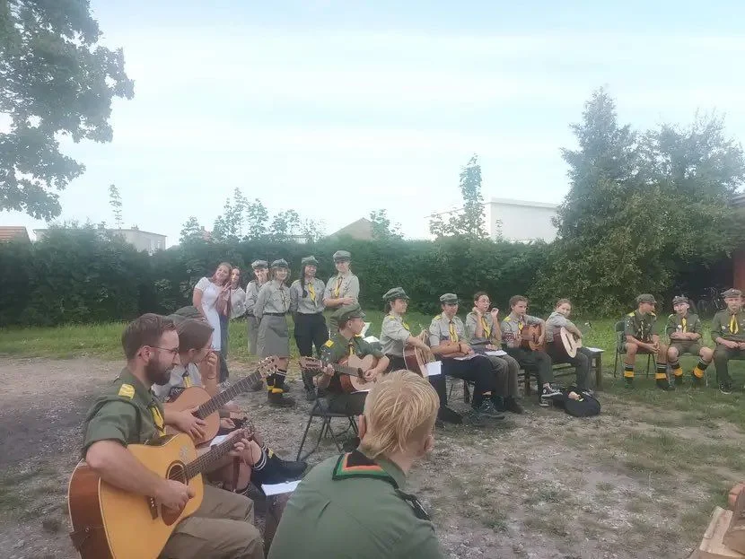 Biesiada sąsiedzka z harcerzami w Brzeziu