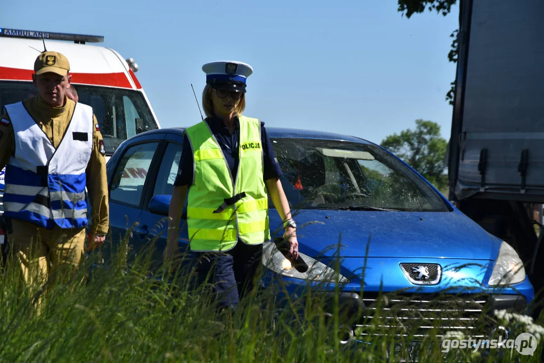 Kolizja na drodze powiatowej w Lipiu (gm. Piaski). Przewrócony samochód w polu