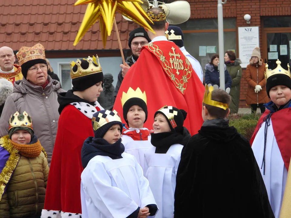 Orszak Trzech Króli i koncert kolęd w kościele w Piaskach Wlkp.