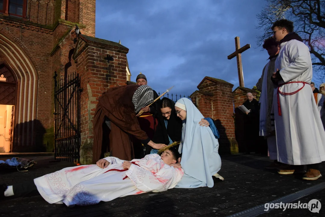 Misterium Męki Pańskiej w Pępowie - Jezus nie umierał w strugach deszczu - Zdjęcie główne