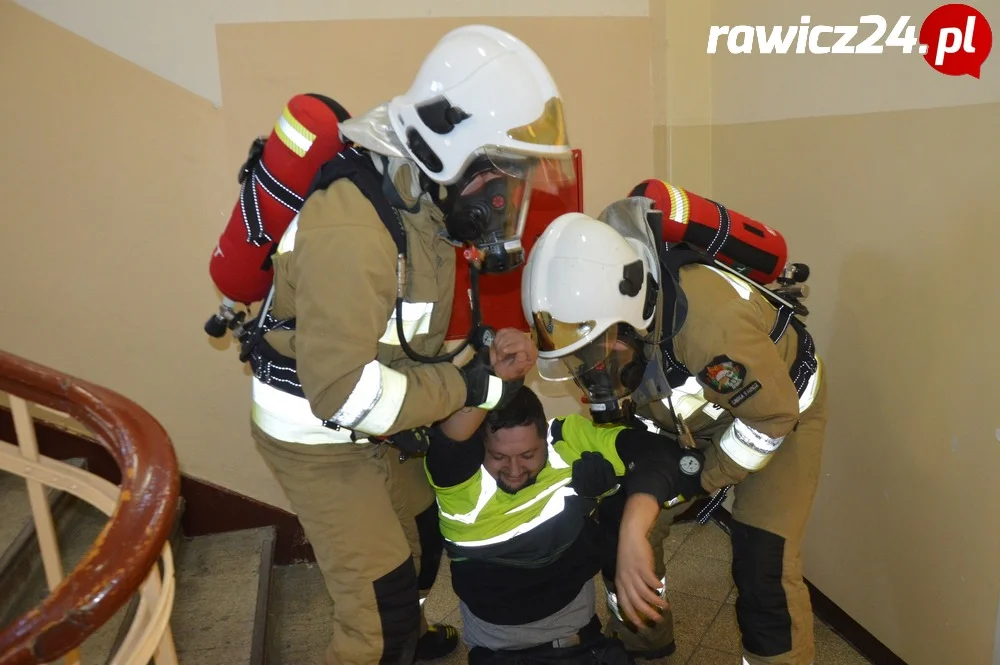 Ćwiczenia strażaków w szpitalu w Rawiczu