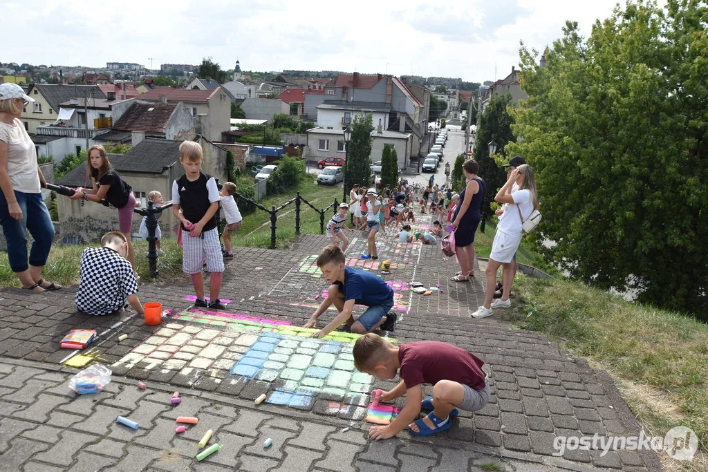 Dzieci z Gostynia malowały schody na Górę Zamkową