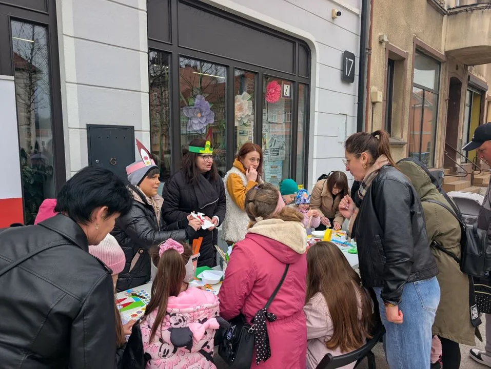 Uczestnicy gry miejskiej odkrywają tajemnice Jarocina śladem wielkanocnych zajączków [ZDJĘCIA]