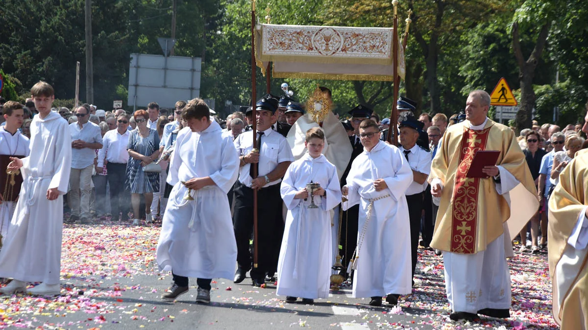 Procesja Bożego Ciała ulicami Gostynia. Wierni szli z kościoła pw. Ducha Świętego na rynek - Zdjęcie główne