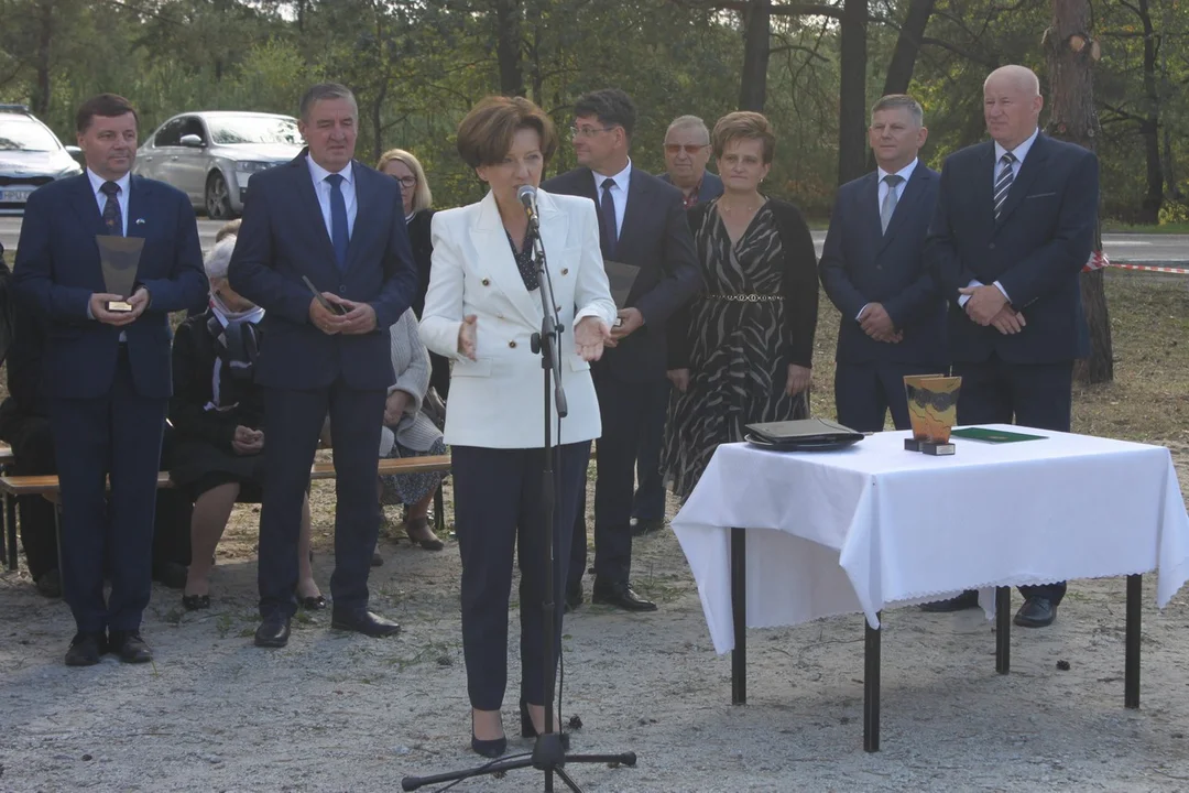 Minister Marlena Maląg otworzyła drogę Białobłoty-Orlina Duża. Towarzyszyli jej posłowie i samorządowcy