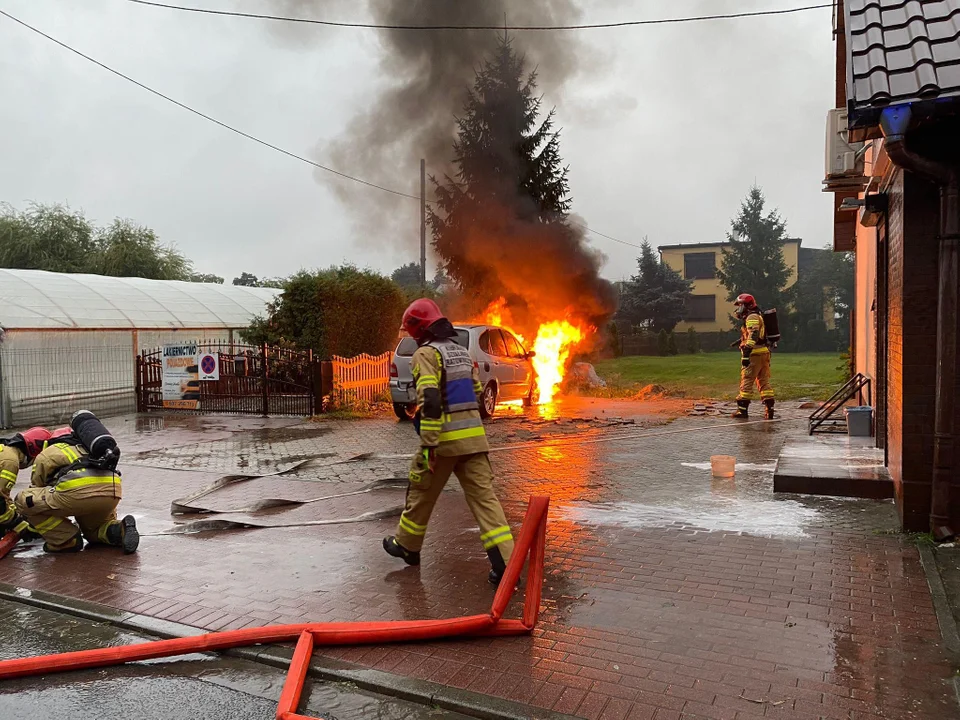 Pożar samochodu osobowego w Kowalewie. Interweniowała straż - Zdjęcie główne