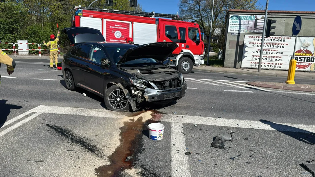 Zderzenie samochodów na skrzyżowaniu w Pleszewie. Autami podróżowało pięć osób