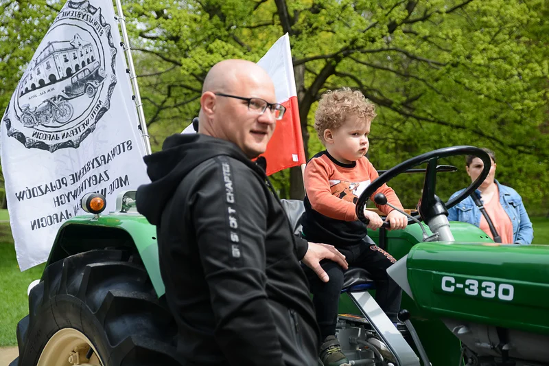 Wystawa zabytkowych pojazdów w Jarocinie z okazji Święta Flagi