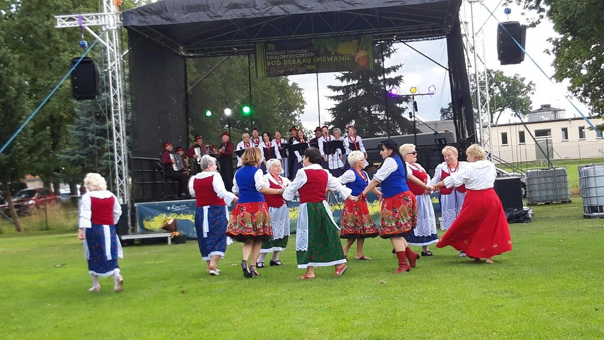 Śpiewanie pod Dębami - z wielką pompą... deszczu - Zdjęcie główne