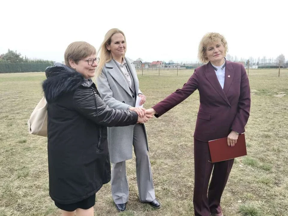 O nowych mieszkaniach mówiły w Roszkowie posłanka KO, burmistrz Jarocina i prezes JTBS-u [ZDJĘCIA]