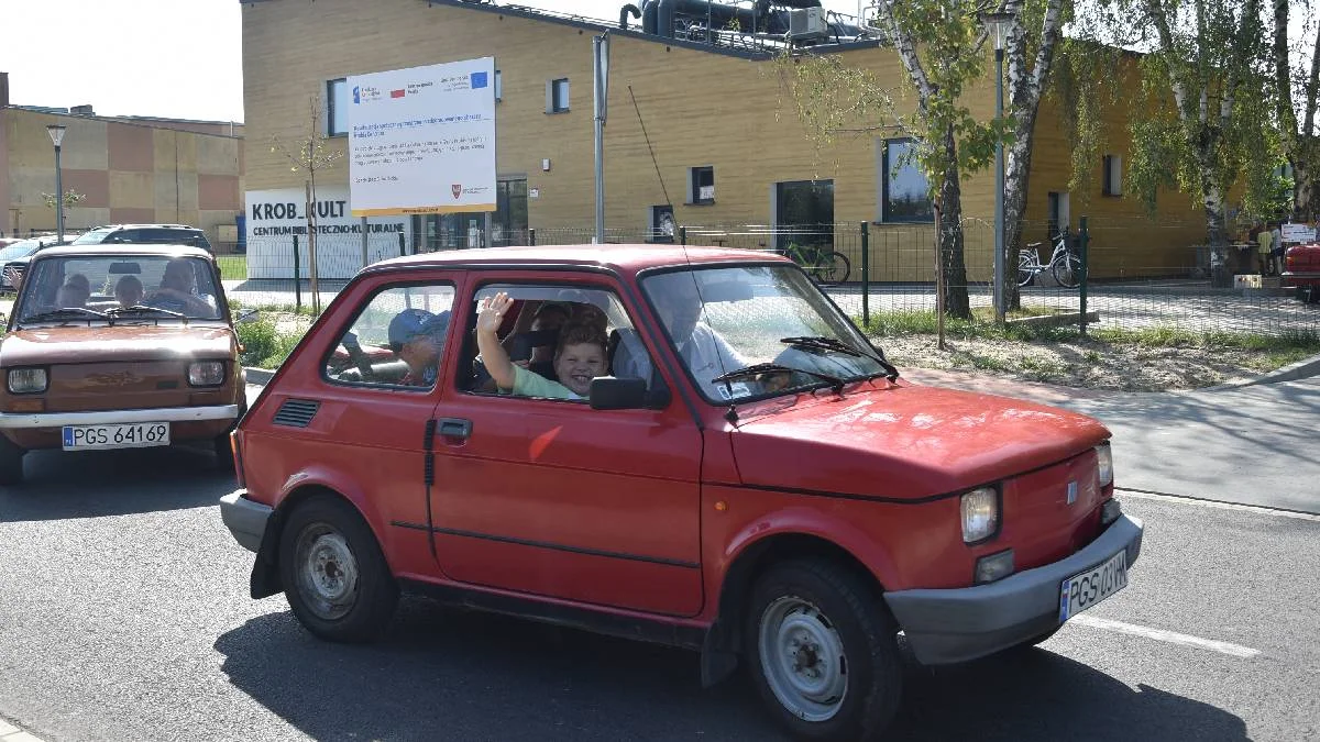 Wakacje z PRL w KROB_KULT. Furorę zrobiły "sklep spożywczy" na kartki i przejażdżka "Maluchem" - Zdjęcie główne