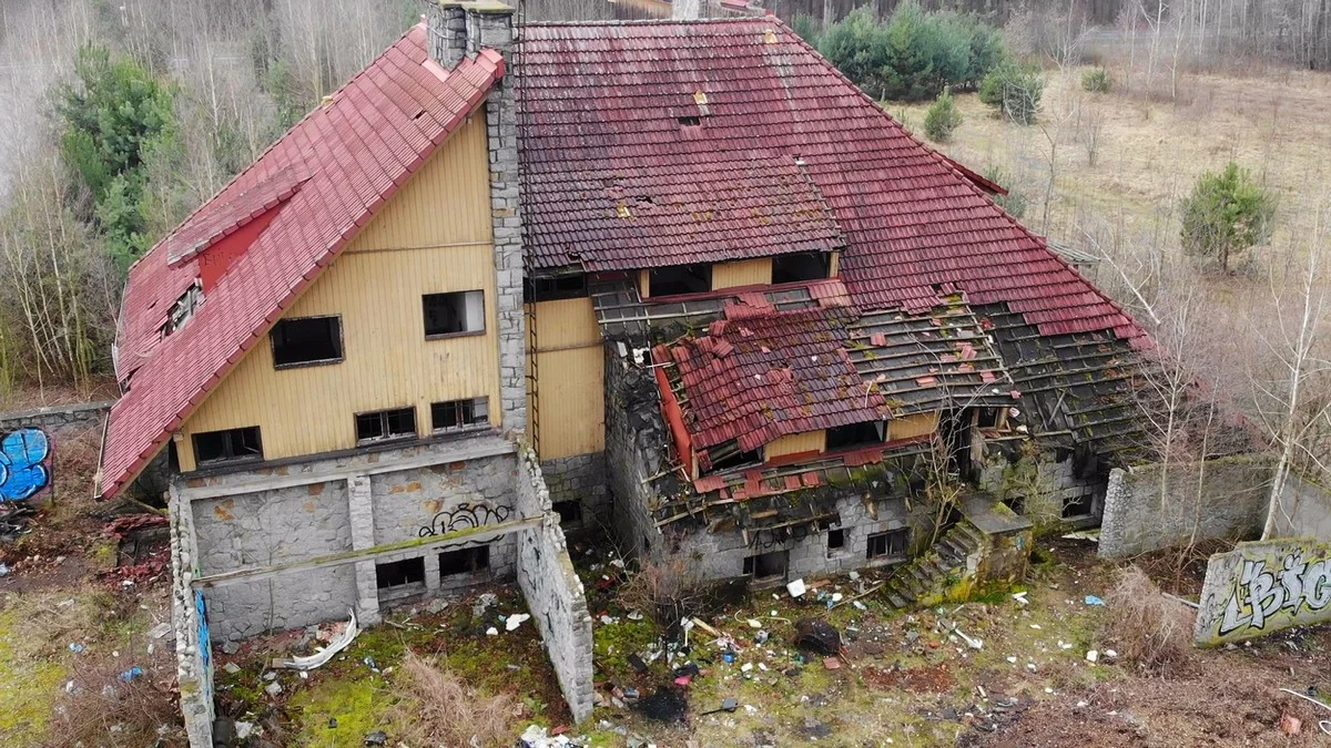 Parking przy byłej "Gawrze" to makabryczne wysypisko śmieci [FOTO+FILM] - Zdjęcie główne