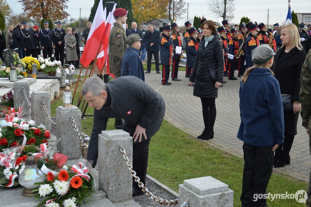 Przemarsz i uroczystości na cmentarzu w dniu 11 listopada w Krobi