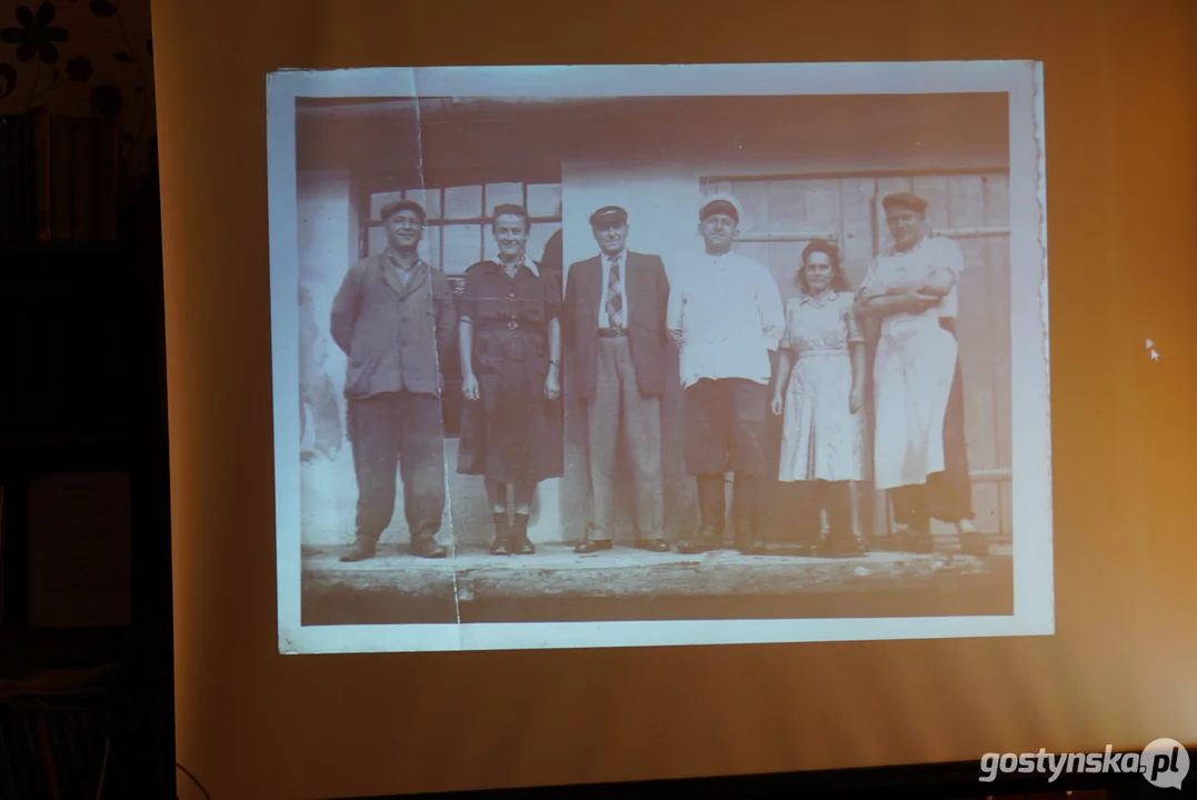 Miłośnicy starych fotografii w pogorzelskiej bibliotece