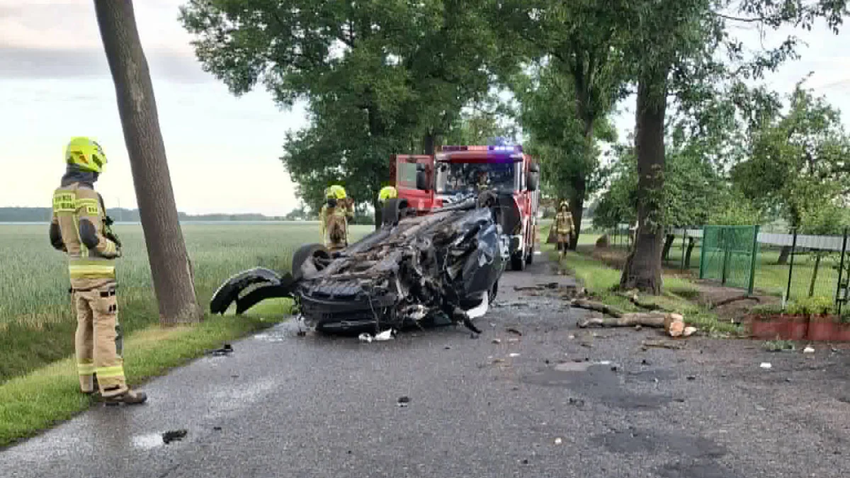 Groźny wypadek w regionie - kierowca Opla zasnął za kierownicą i rozbił się o drzewo