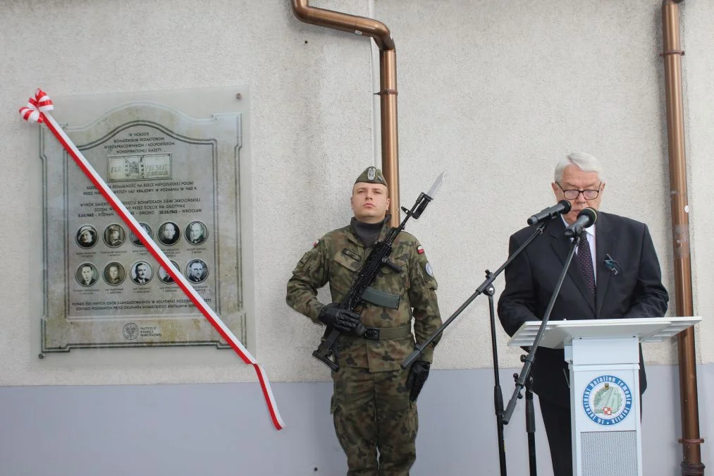 Jarocin. Odsłonięcie tablicy poświęconej kolporterom gazety konspiracyjnej "Dla Ciebie, Polsko" i koncert patriotyczny w JOK-u