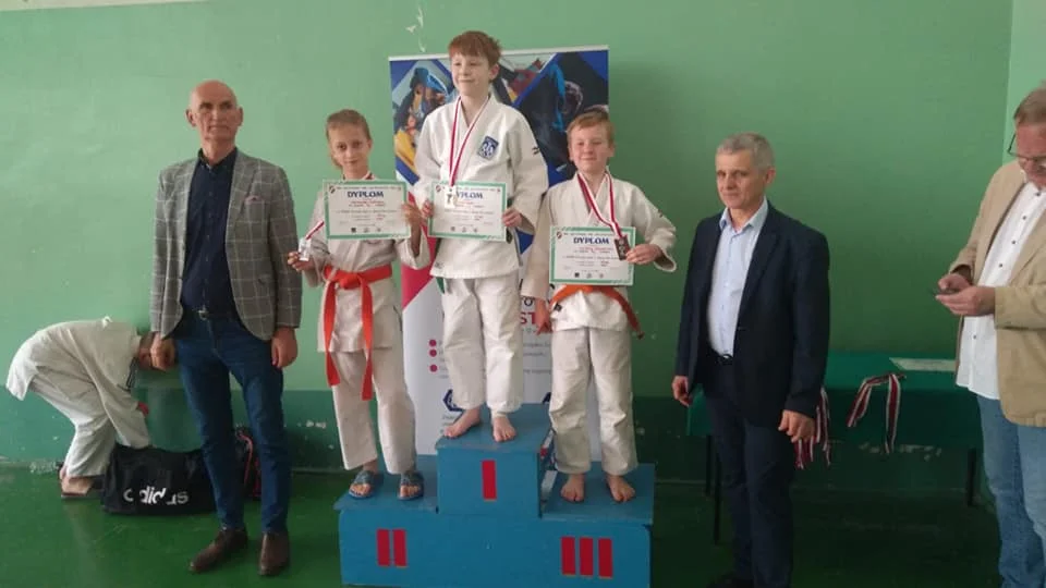 Judocy z Rawicza i Miejskiej Górki na zawodach w Lesznie. "Zawsze z zawodów wyjeżdżamy bogatsi o kolejne doświadczenia" - Zdjęcie główne