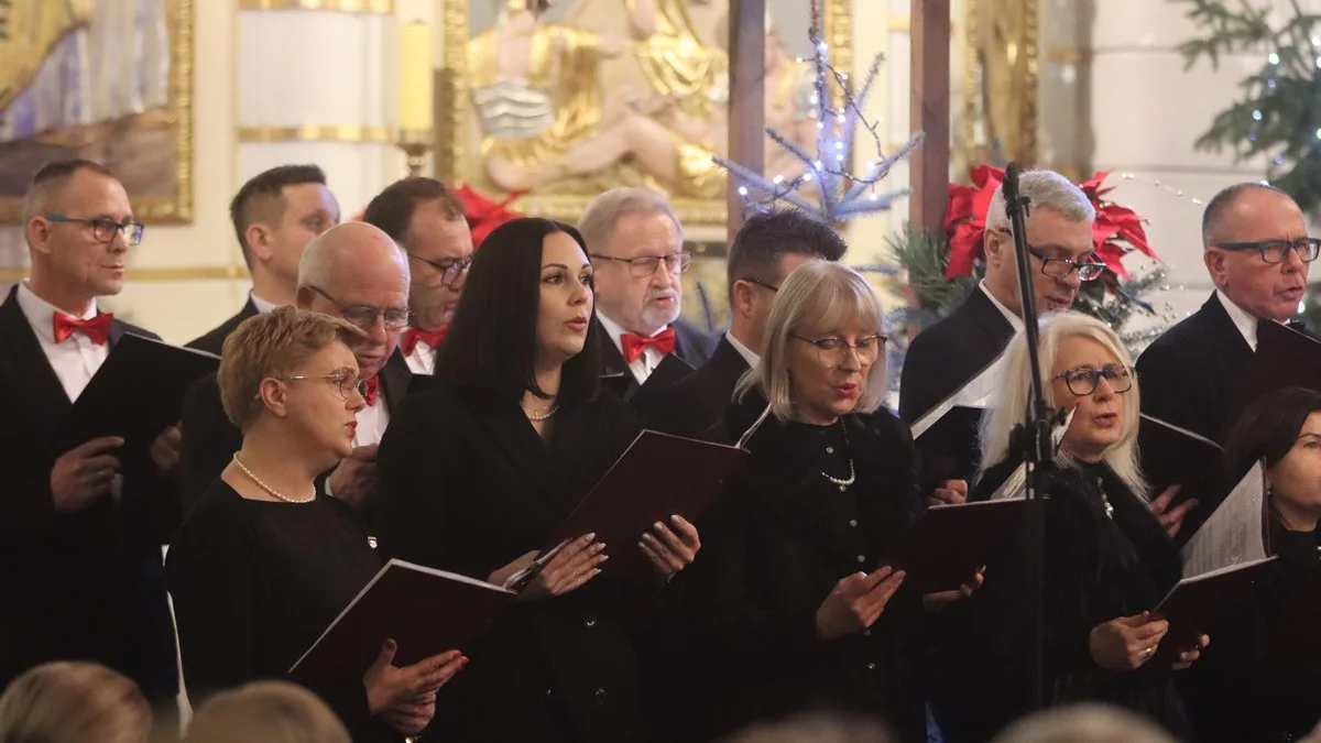 Piękny, magiczny i świąteczny koncert. Zagrali i zaśpiewali dla Tosi [ZDJĘCIA] - Zdjęcie główne