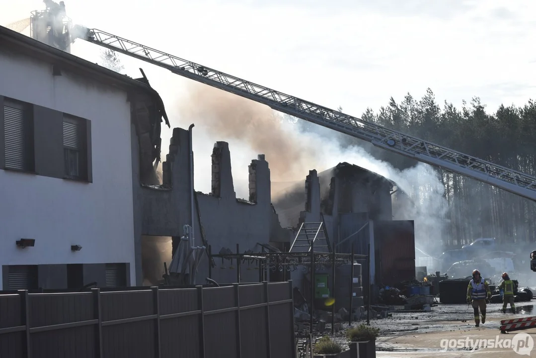 Pożar na stacji demontażu pojazdów w Śmiłowie