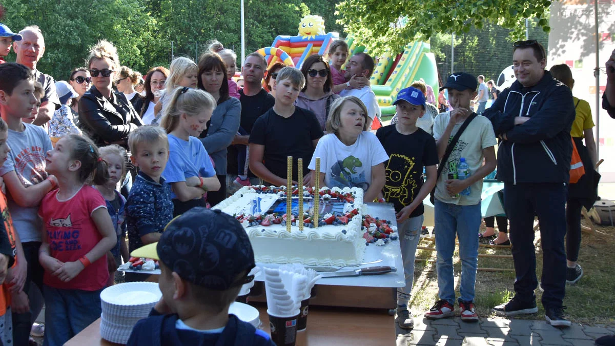 Pyszny tort, rzucanie laczkiem z pływalni i skoki w workach. Dzieci w Gostyniu świętowały urodziny - Zdjęcie główne