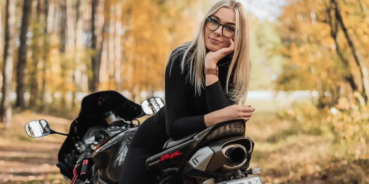 Natalia Migdalczyk na swoim motocyklu